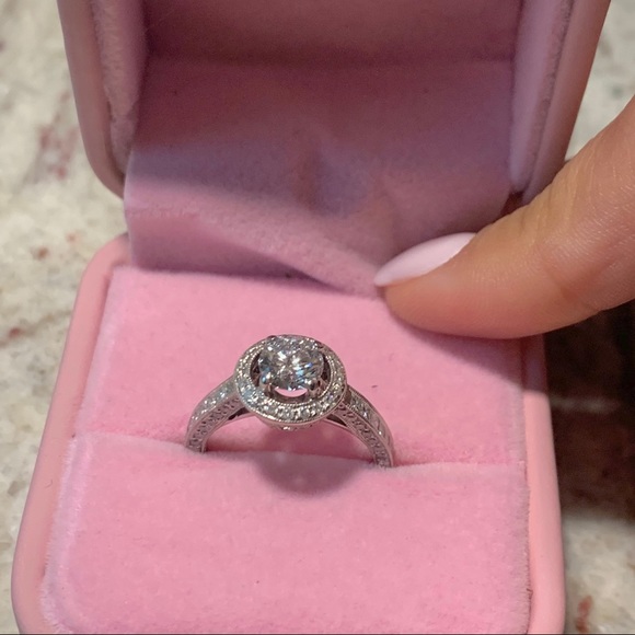 SOLD Diamond engagement ring - Picture 4 of 13